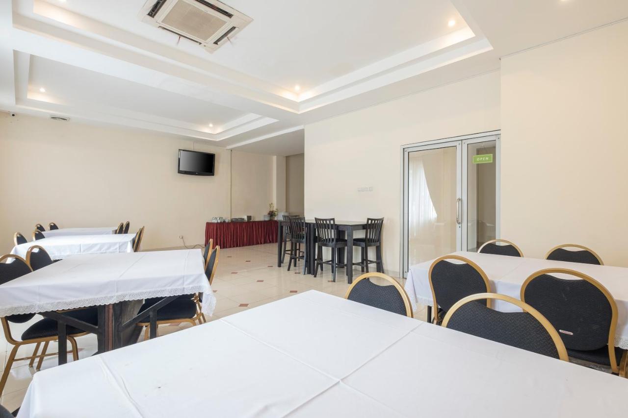 Oyo 424 Asia Hotel Макасар Екстериор снимка