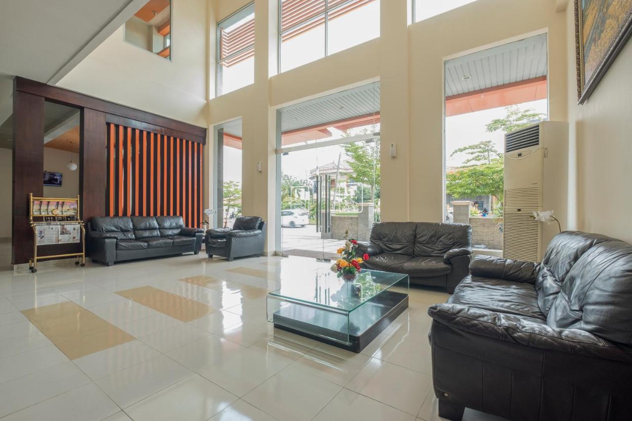 Oyo 424 Asia Hotel Макасар Екстериор снимка