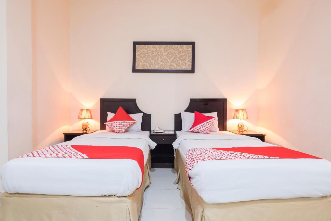 Oyo 424 Asia Hotel Макасар Екстериор снимка