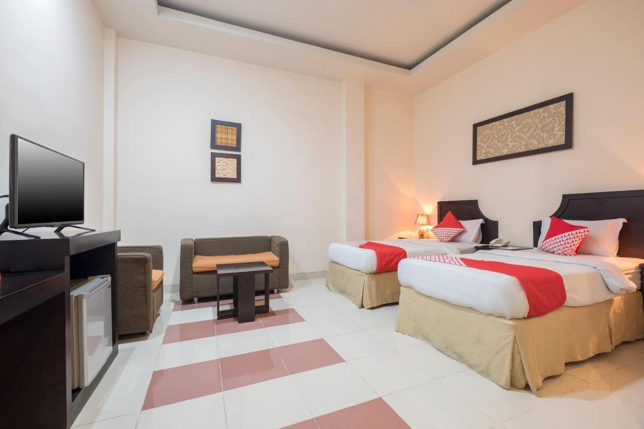 Oyo 424 Asia Hotel Макасар Екстериор снимка