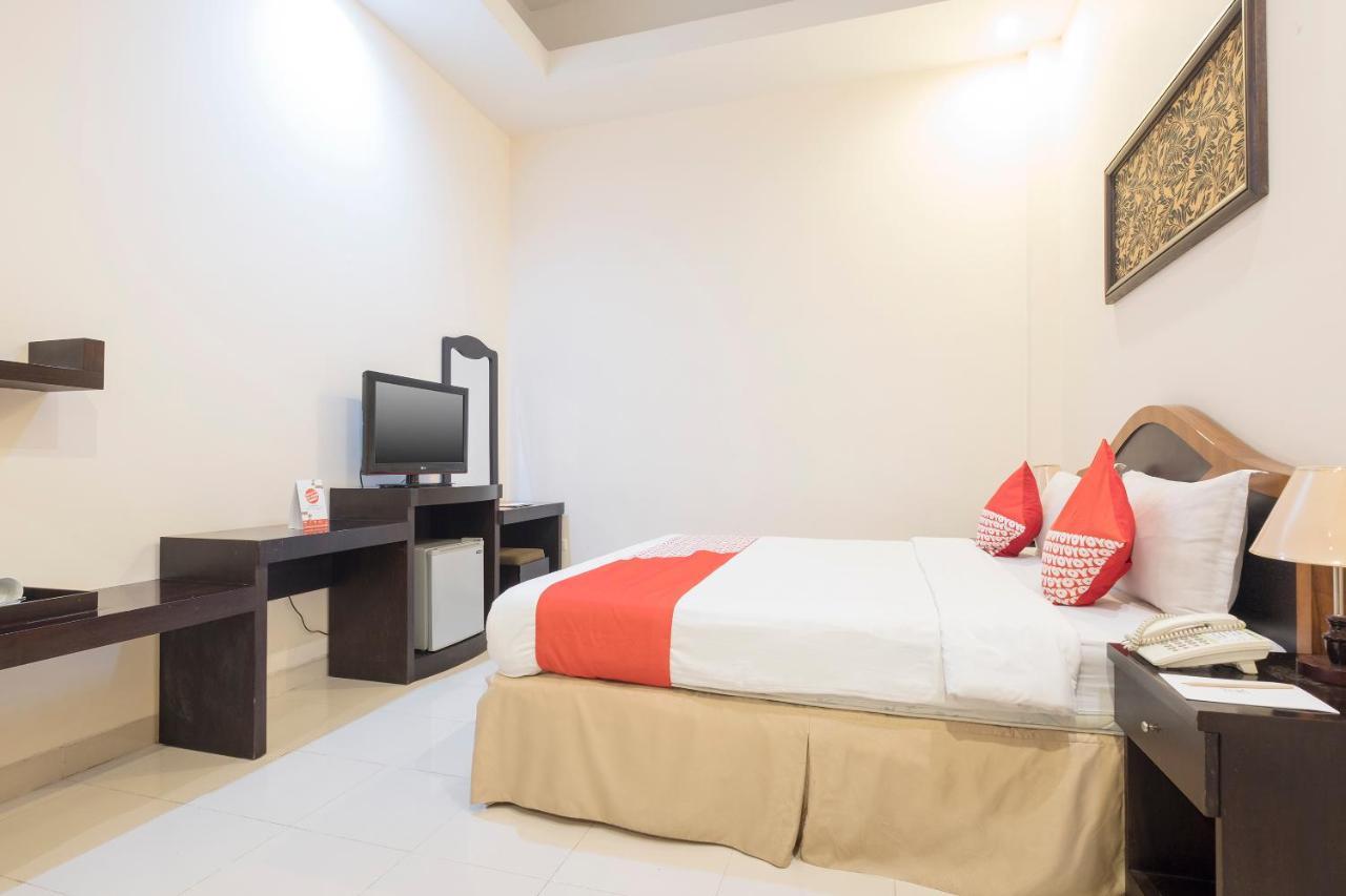 Oyo 424 Asia Hotel Макасар Екстериор снимка