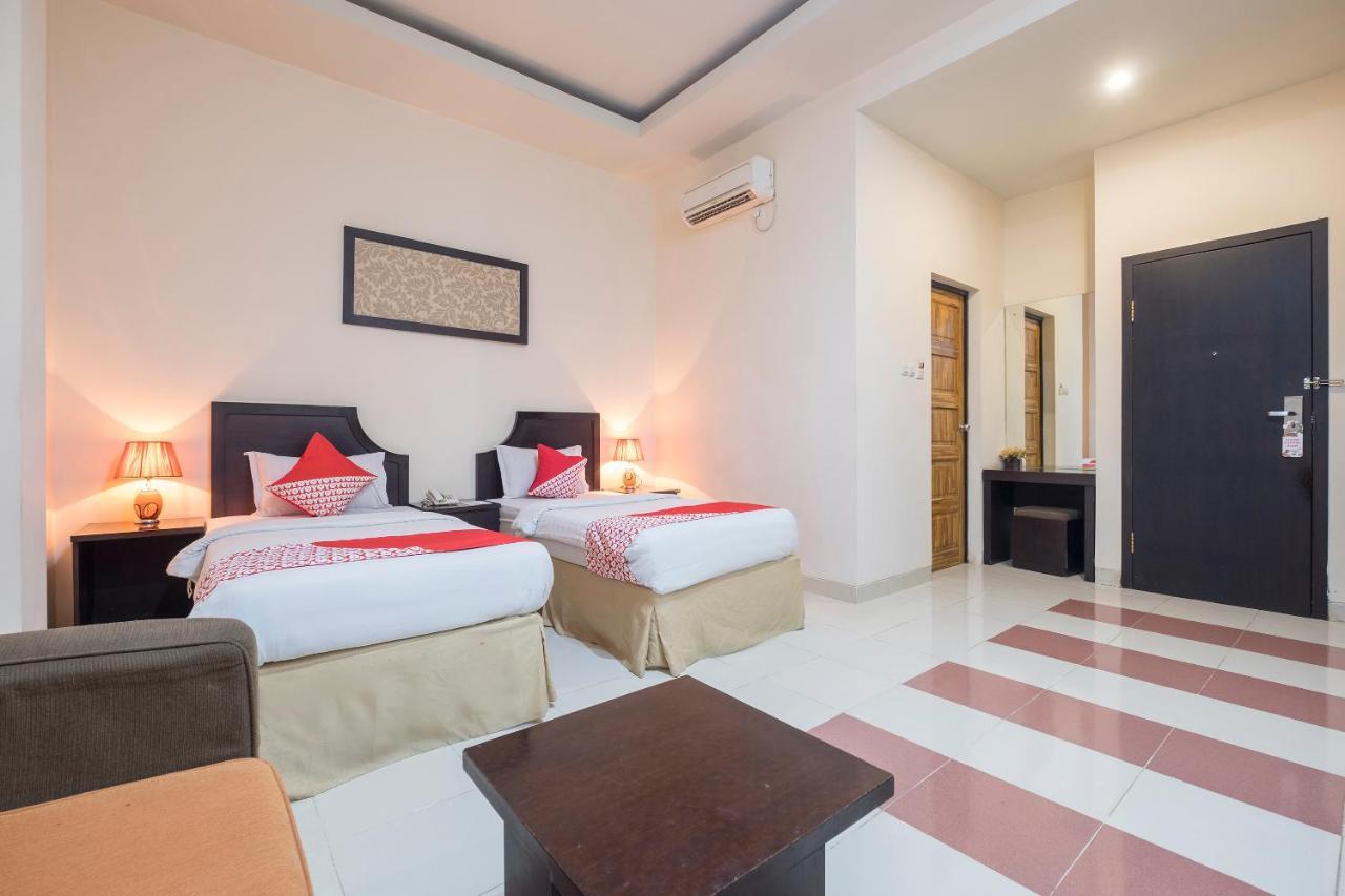 Oyo 424 Asia Hotel Макасар Екстериор снимка