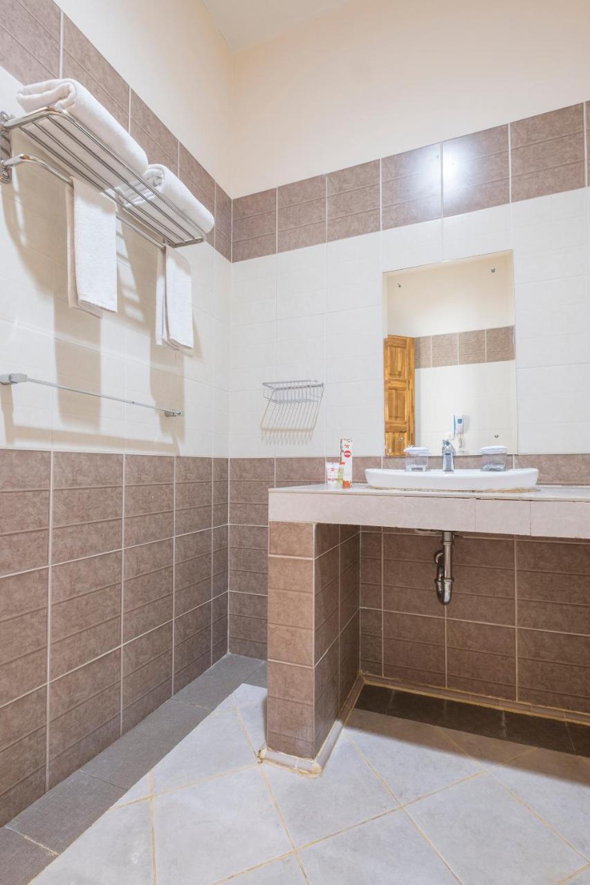 Oyo 424 Asia Hotel Макасар Екстериор снимка