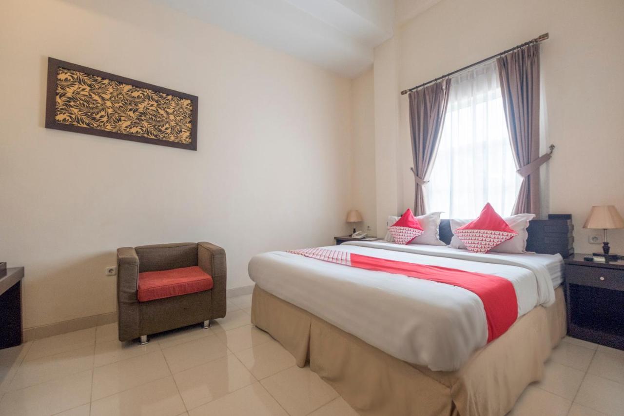 Oyo 424 Asia Hotel Макасар Екстериор снимка
